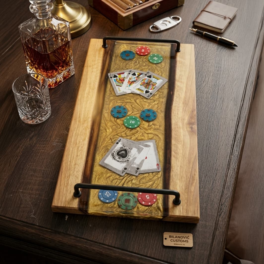 Daska za serviranje Poker: Daska za serviranje od oraha, 50 x 25 cm, sa zlatnom epoksi smolom u kojoj su zarobljene karte i žetoni za poker.