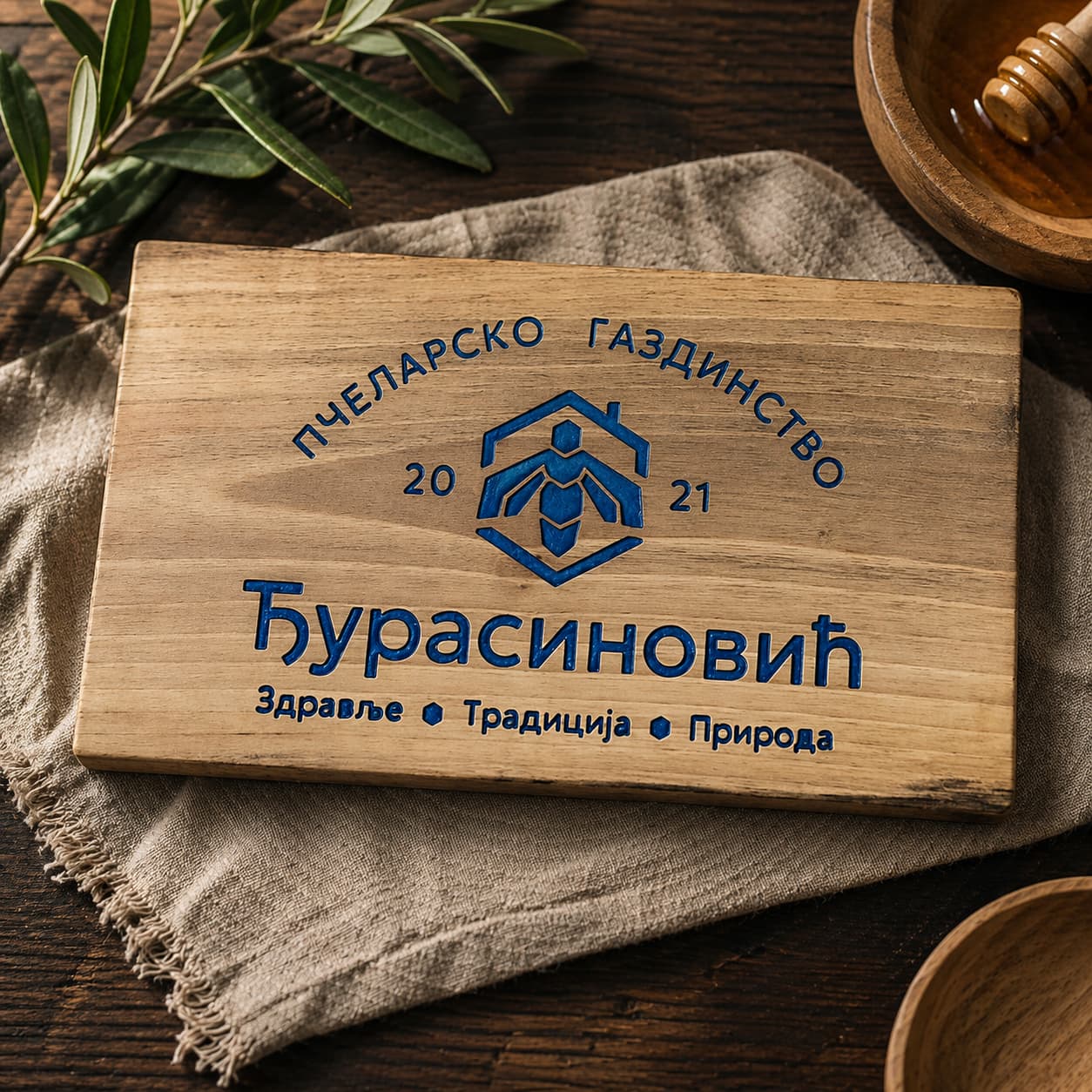 Daska sa graviranim logom Premium: Premium daska od oraha, 42 x 22 cm, sa punim graviranim logom, godinom osnivanja i sloganom.